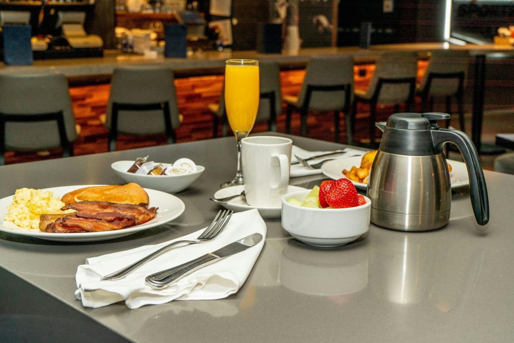 Toronto Marriott City Centre Hotel Екстер'єр фото